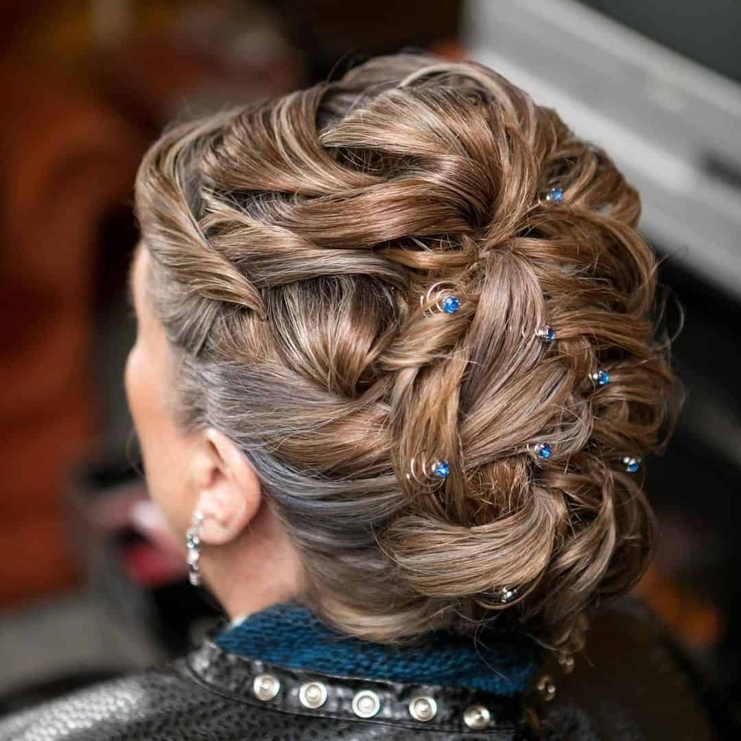 Feminine Blonde Bun With Pins