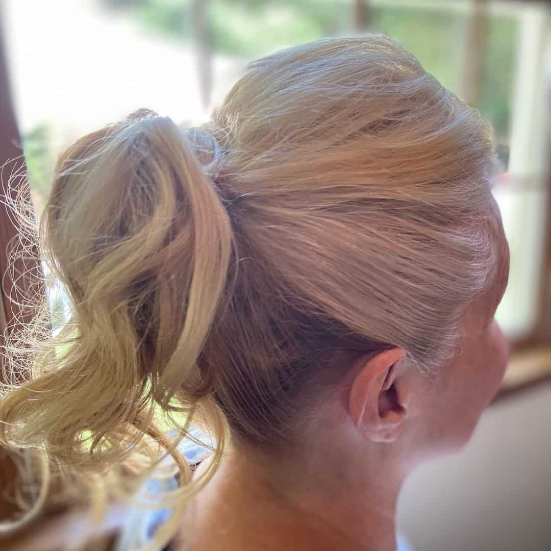 Retro Ponytail Blonde Look