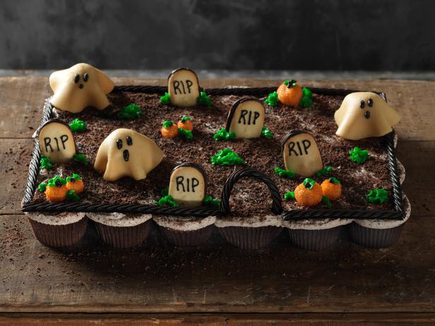 A Spooky Halloween Treat: Cupcake Cake